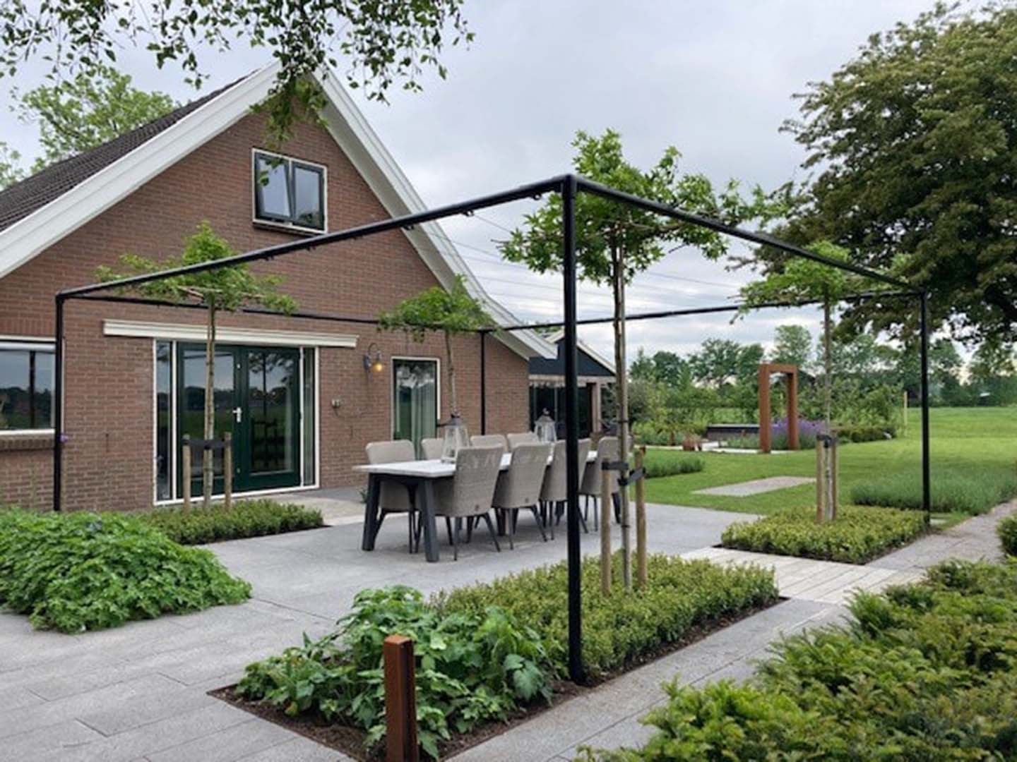 Dakconstructie voor dakbomen in tuin - Brunne Drenthe